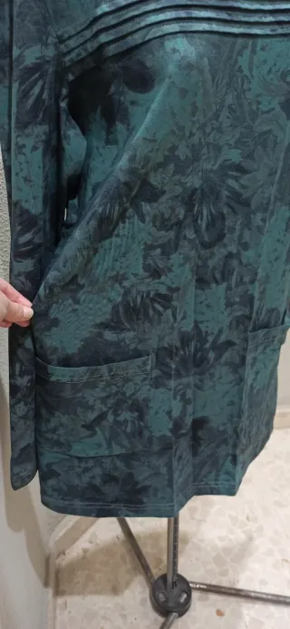 Blusa verde y azul con bolsillos