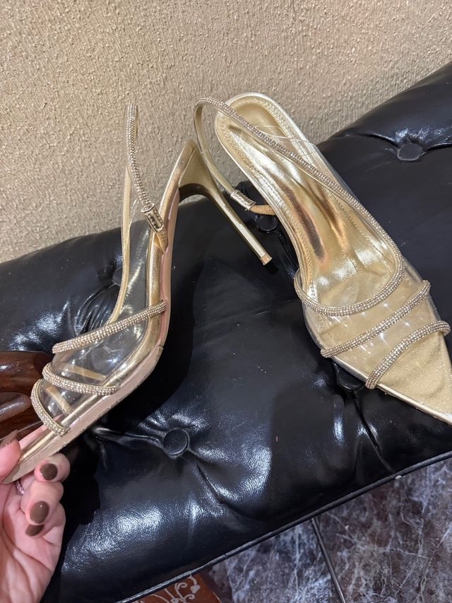 Tacones dorados con pedrería