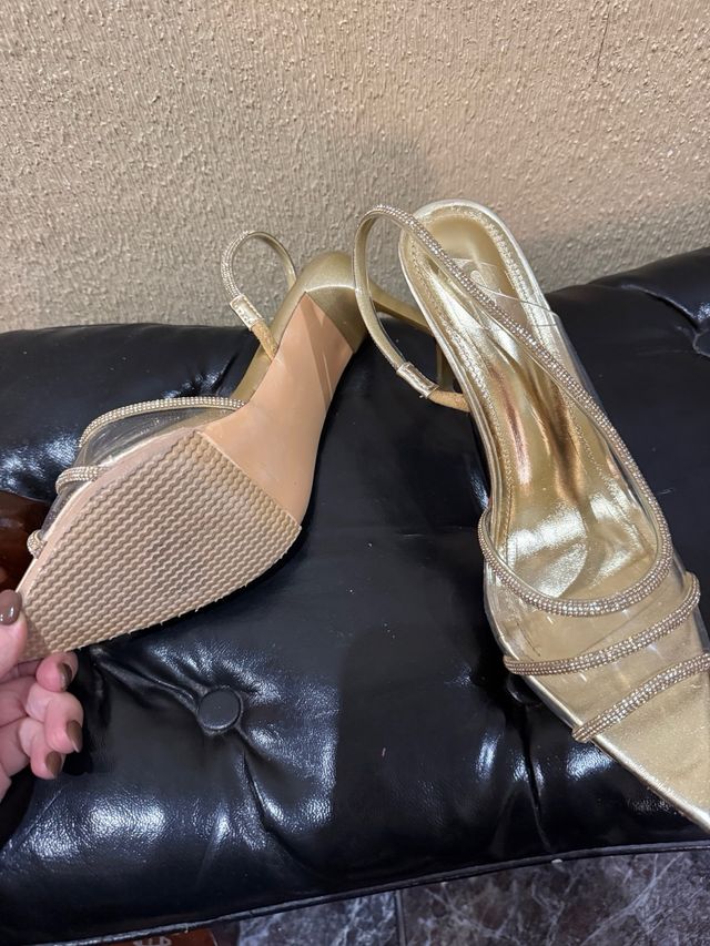 Tacones dorados con pedrería