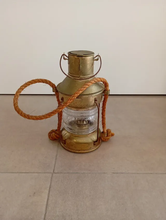 Lámpara náutica de latón con cuerda