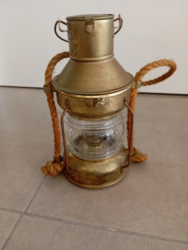 Lámpara náutica de latón con cuerda