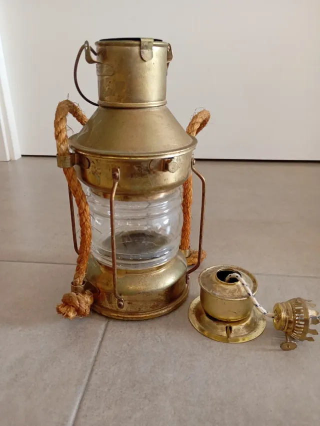 Lámpara náutica de latón con cuerda