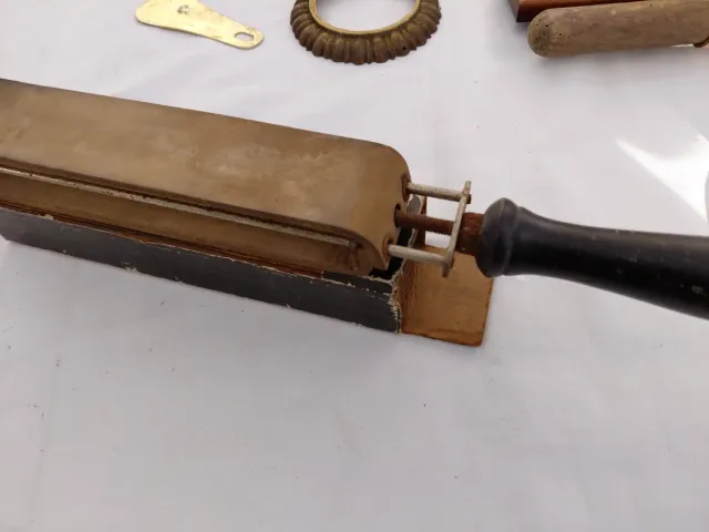 Affilacoltelli da barbiere antico