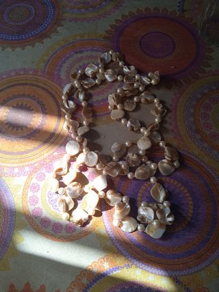 Collar largo perlas y conchas beige