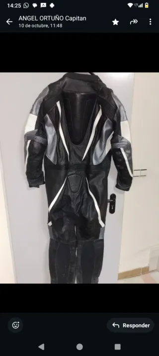 Mono de moto cuero negro y blanco
