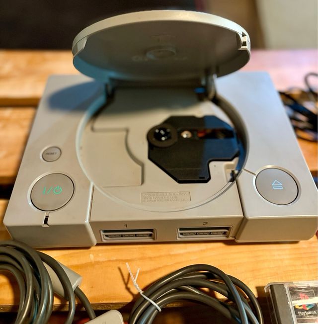 PlayStation 1 con 2 mandos y Time Crisis + Pistola