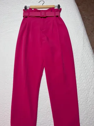 Pantalón fucsia con cinturón
