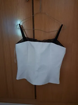 Top blanco con encaje negro