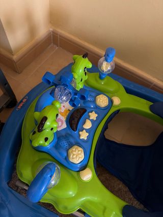 Baby walker con giocattoli