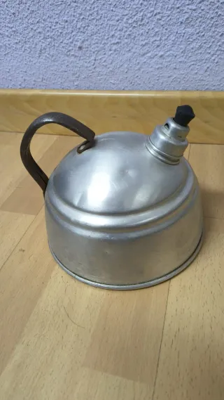Tetera antigua de metal
