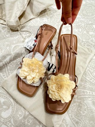 Sandalias Zara flor rosa y amarilla