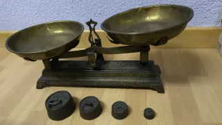 Balanza antigua de latón con pesas
