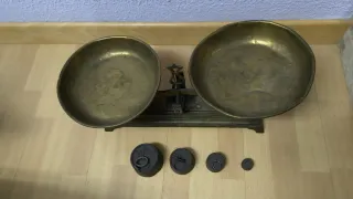 Balanza antigua de latón con pesas