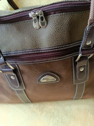 Bolso de viaje marrón y verde oliva