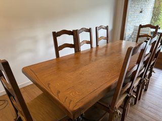 Mesa rústica y 8 sillas de madera