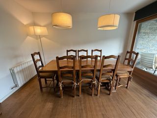 Mesa rústica y 8 sillas de madera