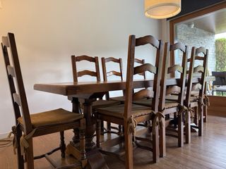 Mesa rústica y 8 sillas de madera