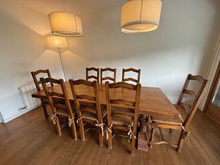 Mesa rústica y 8 sillas de madera