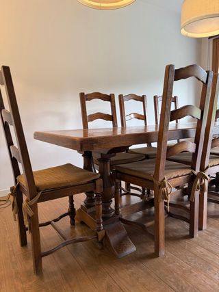 Mesa rústica y 8 sillas de madera