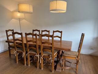 Mesa rústica y 8 sillas de madera