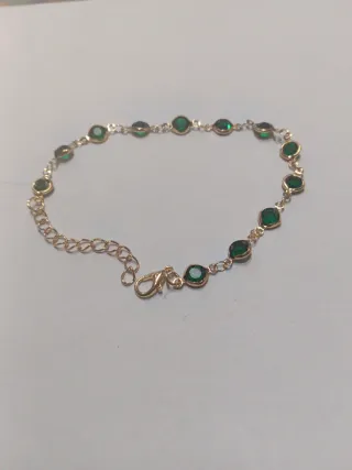 Bracciale di bigiotteria dorato con strass verdi