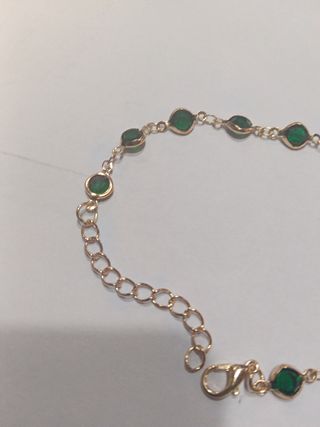 Bracciale di bigiotteria dorato con strass verdi