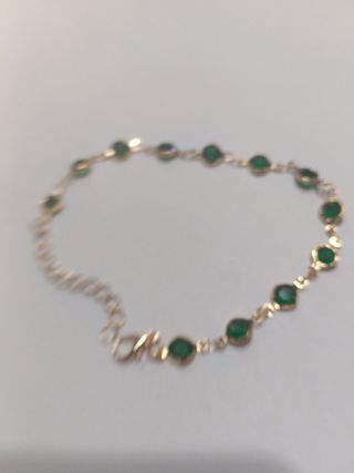 Bracciale di bigiotteria dorato con strass verdi