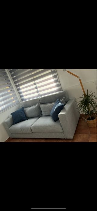 Sofá de tela gris y azul