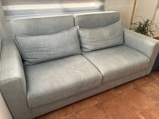 Sofá de tela gris y azul