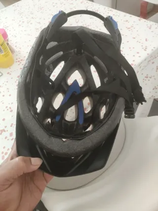 Casco BELL con correa ajustable