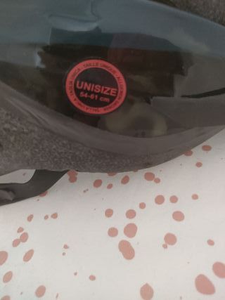 Casco BELL con correa ajustable