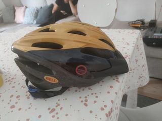 Casco BELL con correa ajustable