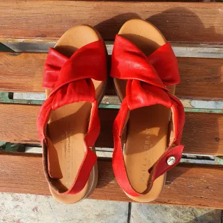 Sandalias de cuña rojas y multicolor