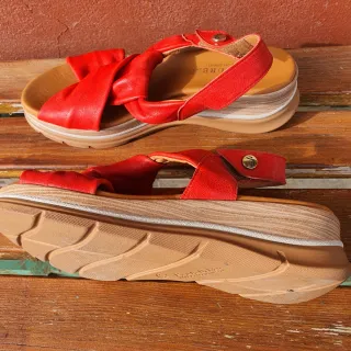 Sandalias de cuña rojas y multicolor