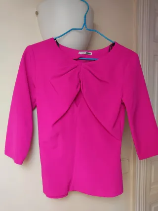 Camisa fucsia con abertura en escote