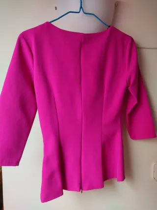 Camisa fucsia con abertura en escote