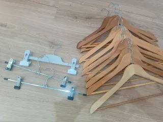 Lote de 10 perchas de madera. + 3 de regalo