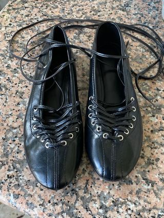 Zapatos planos negros cordones