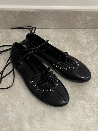 Zapatos planos negros cordones