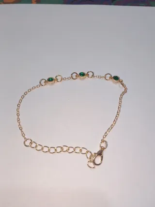 Bracciale dorato con strass verdi