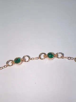 Bracciale dorato con strass verdi