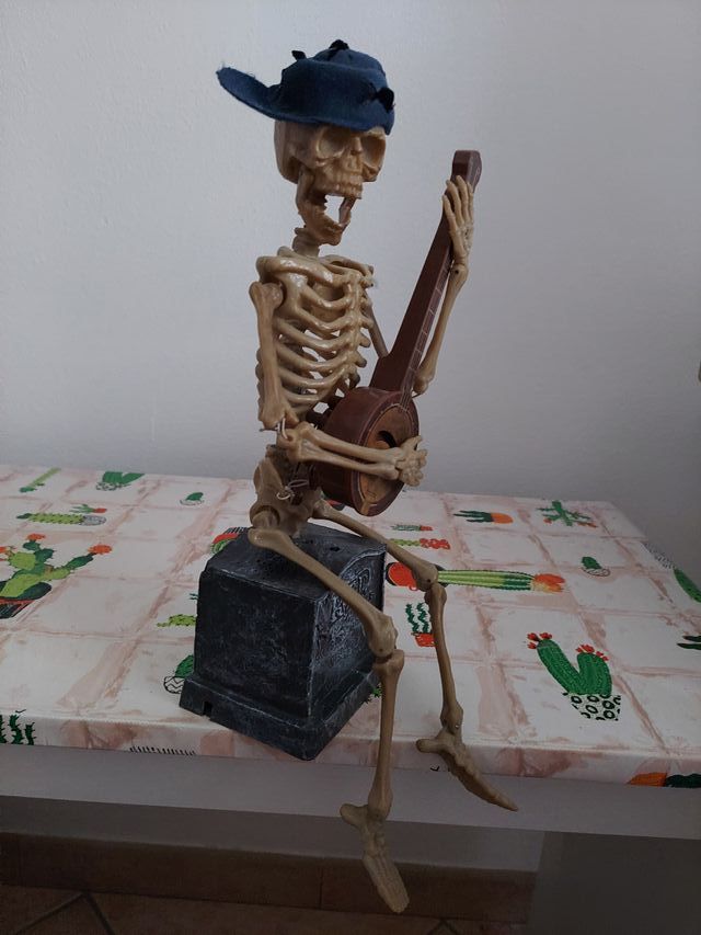 Scheletro con Banjo, con Luce, Suono e Movimento