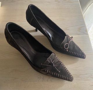 Zapatos de Zara de ante marrón.