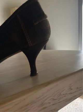 Zapatos de Zara de ante marrón.