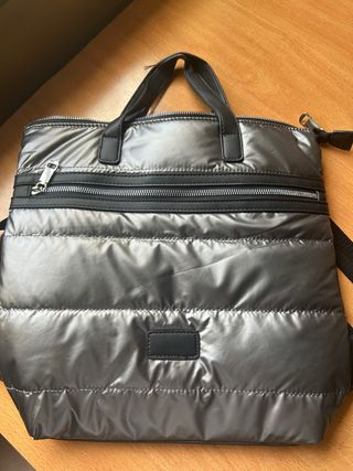 Mochila acolchada plateada y negra