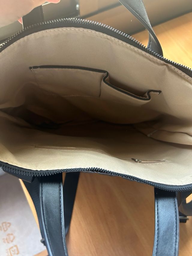 Mochila acolchada plateada y negra