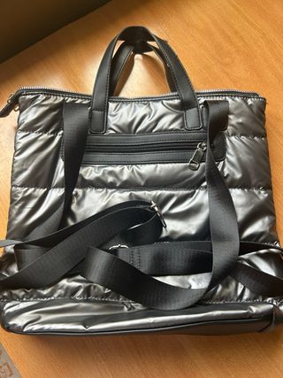 Mochila acolchada plateada y negra