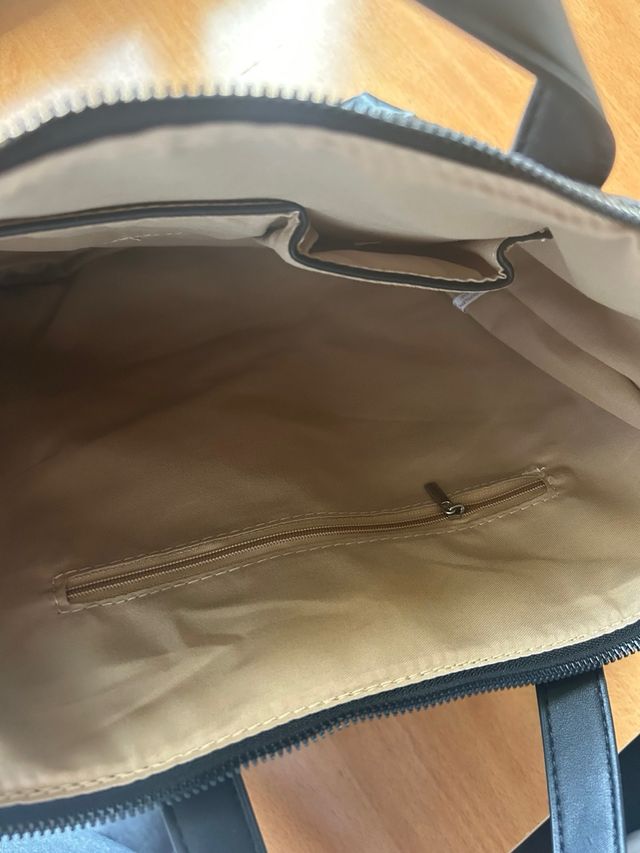 Mochila acolchada plateada y negra