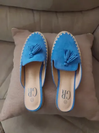 Zuecos azules con flecos talla 41 muy justo 