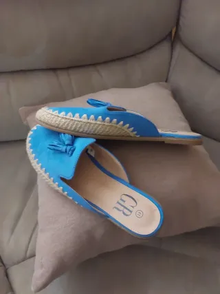 Zuecos azules con flecos talla 41 muy justo 